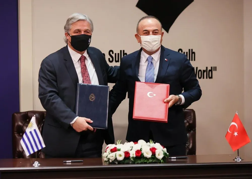 El canciller Francisco Bustillo con su par de Turquía, Mevlut Cavusoglu,