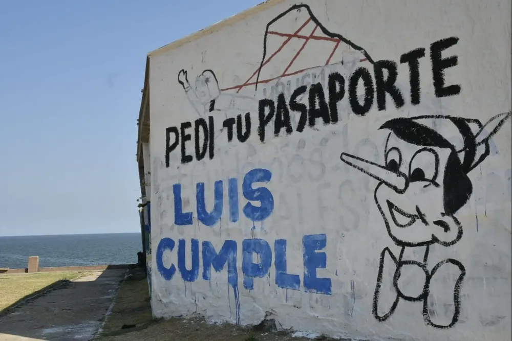 Varios murales amanecieron modificados para criticar al gobierno