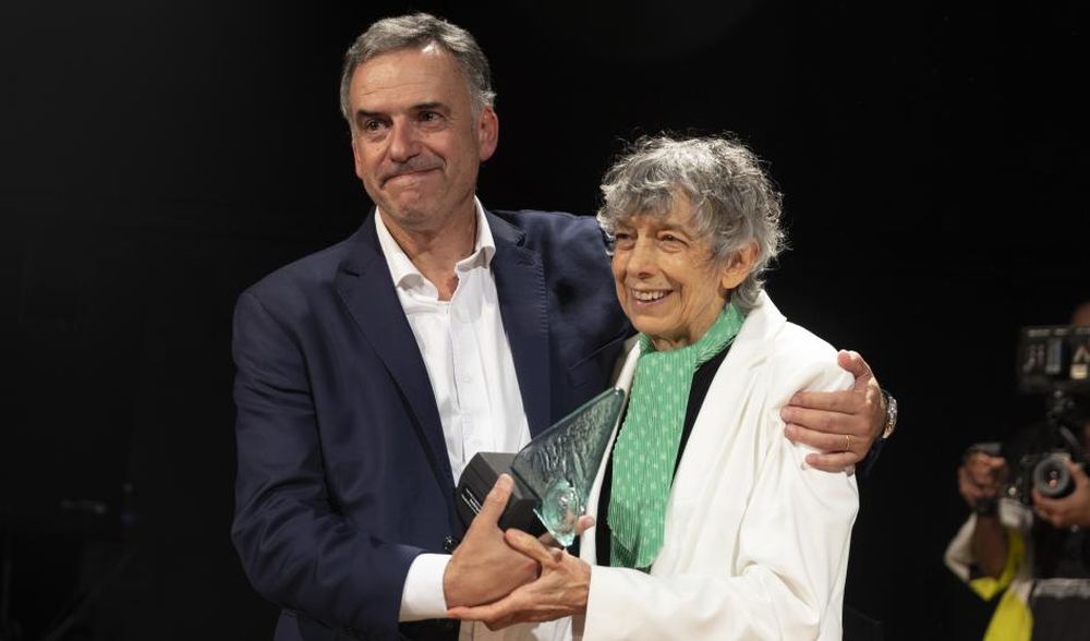 Yamandú Orsi le entregó el Premio a la Trayectoria en Danza a Graciela Figueroa