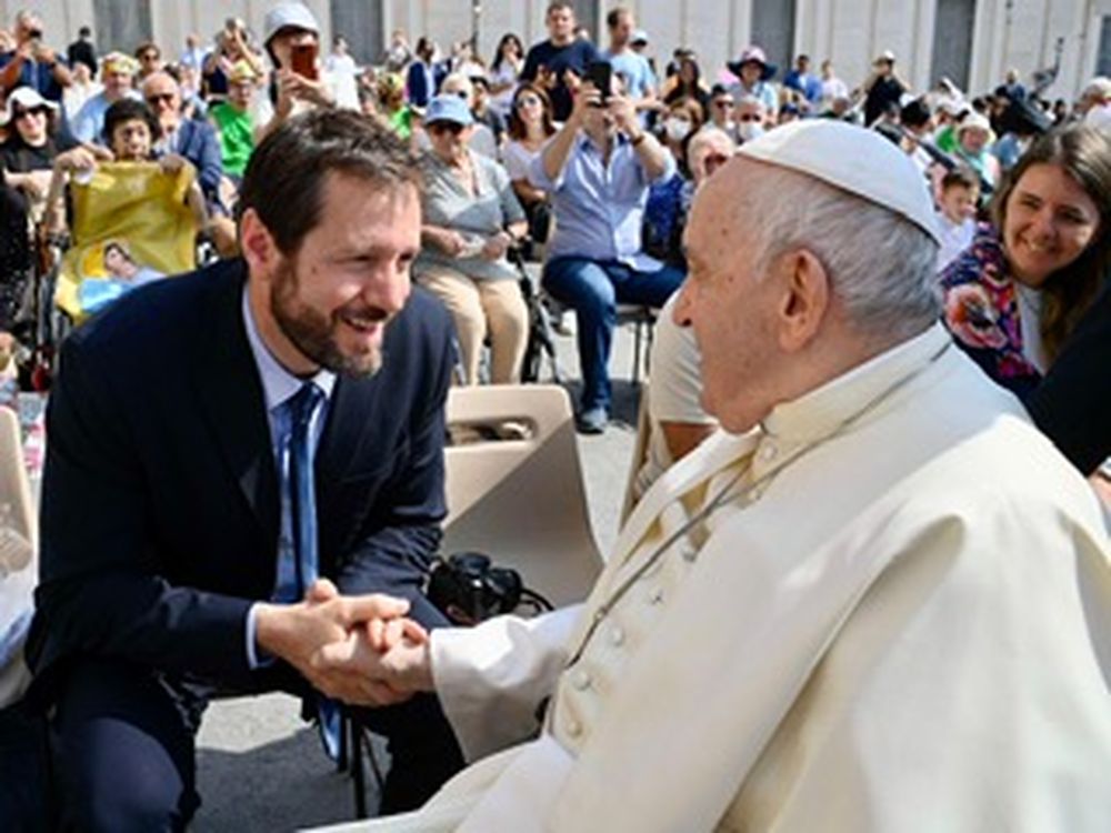 El publicista Juan Della Torre y el papa Francisco, en el Vaticano.