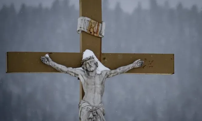 Resulta evidente que la laicidad permite que haya manifestaciones religiosas en el ámbito social y político.