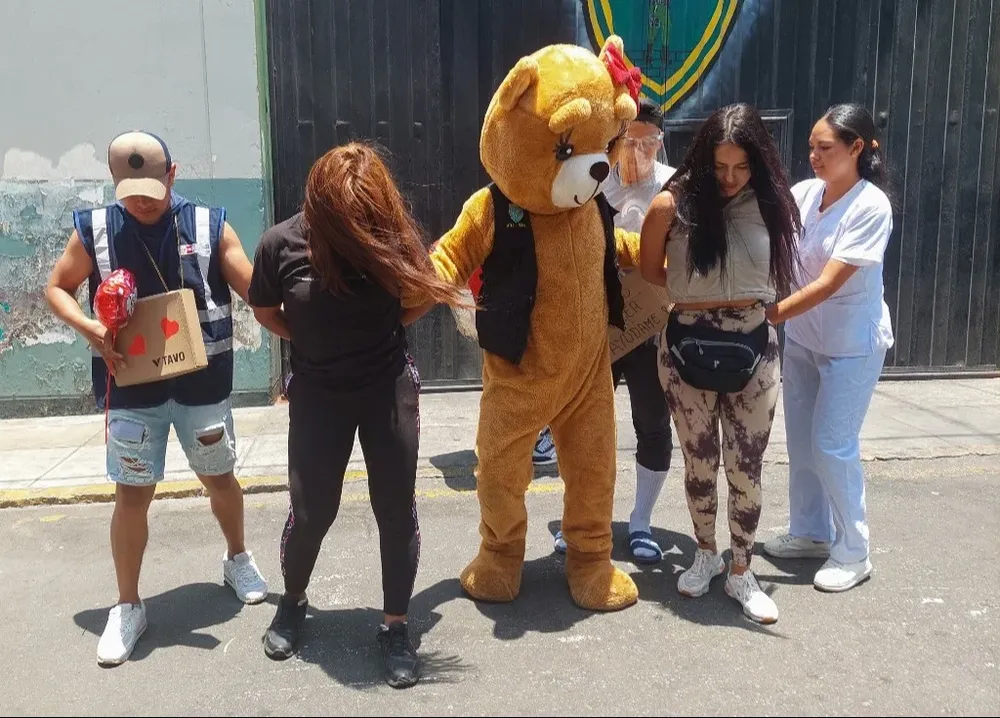 El escuadrón que detuvo a las mujeres narcotraficantes simula el momento del operativo en la puerta del cuartel de policía.