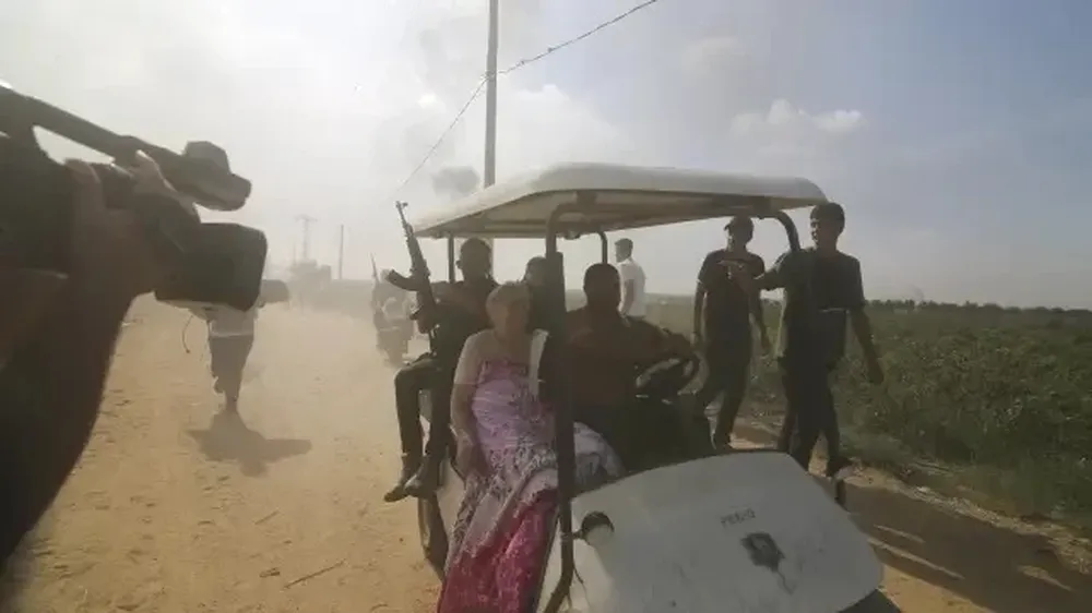 Israelíes son trasladados a Gaza como rehenes.