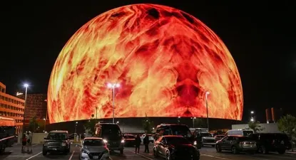 La esfera encendió sus luces exteriores por primera vez el 4 de julio y abrió sus puertas este viernes 29 de septiembre.