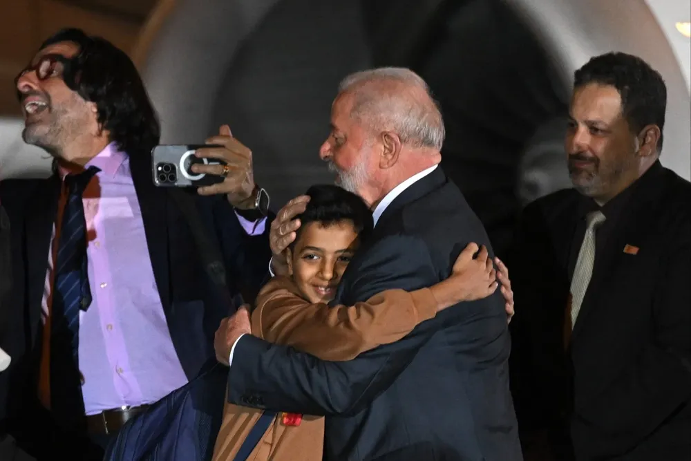 Lula recibió en el aeropuerto de Brasilia a un grupo de brasileños repatriados de Gaza.