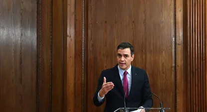 espana respondio a bolivia con la expulsion de tres diplomaticos