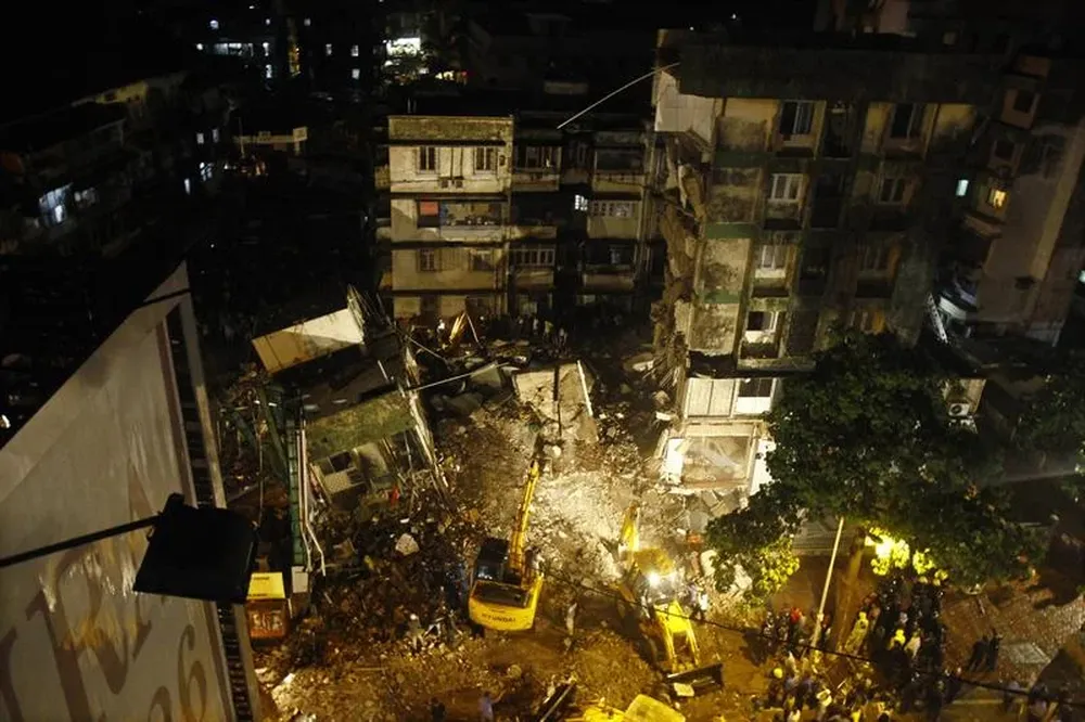 India- Rescatistas trabajan en el lugar en el que un edificio residencial colapsó en Mumbai