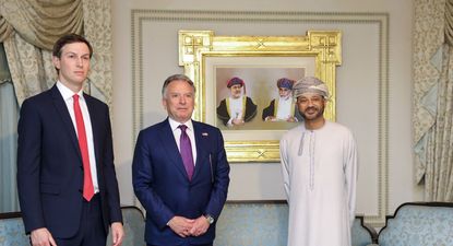El enviado especial Steve Witkoff y Jared Kushner junto al ministro de Exteriores de Omán, Badr bin Hamad al-Busaid
