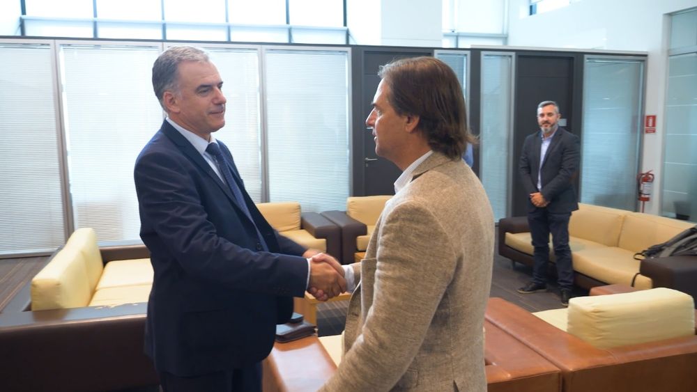 El saludo entre Luis Lacalle Pou y Yamandú Orsi