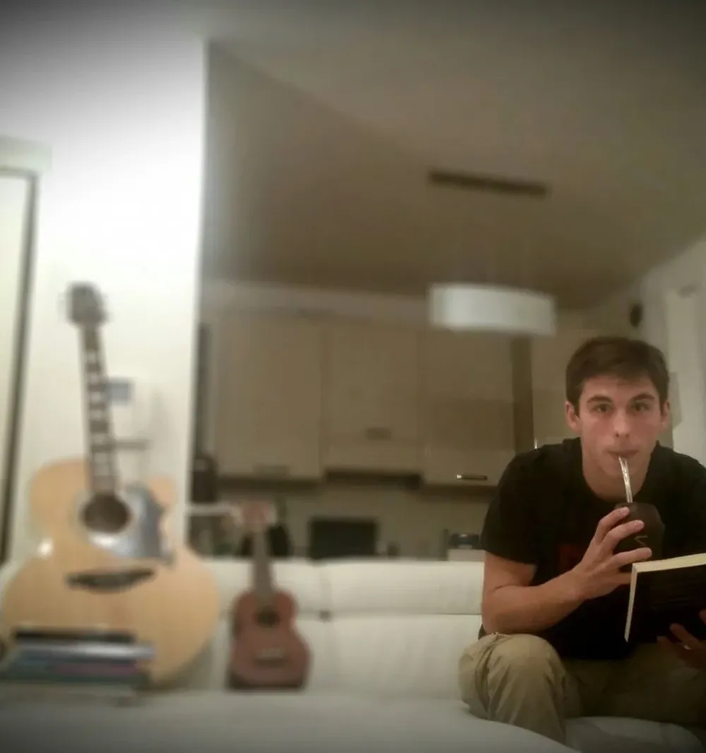 Axel Müller y tres de sus amores; solo falta la pelota