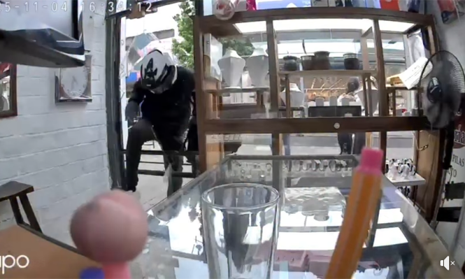 Robo piraña a una joyería en Las Piedras: delincuentes rompieron la puerta a patadas y se llevaron mercadería, pero fueron detenidos