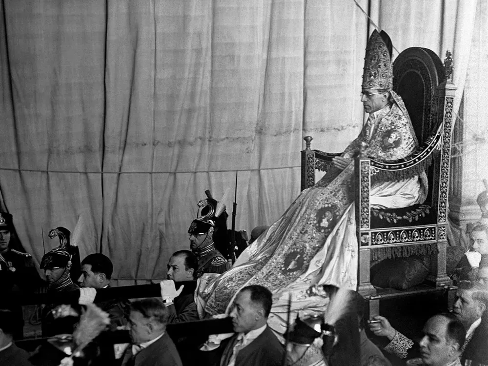 El Papa Pío XII en su silla gestatoria, en marzo de 1939