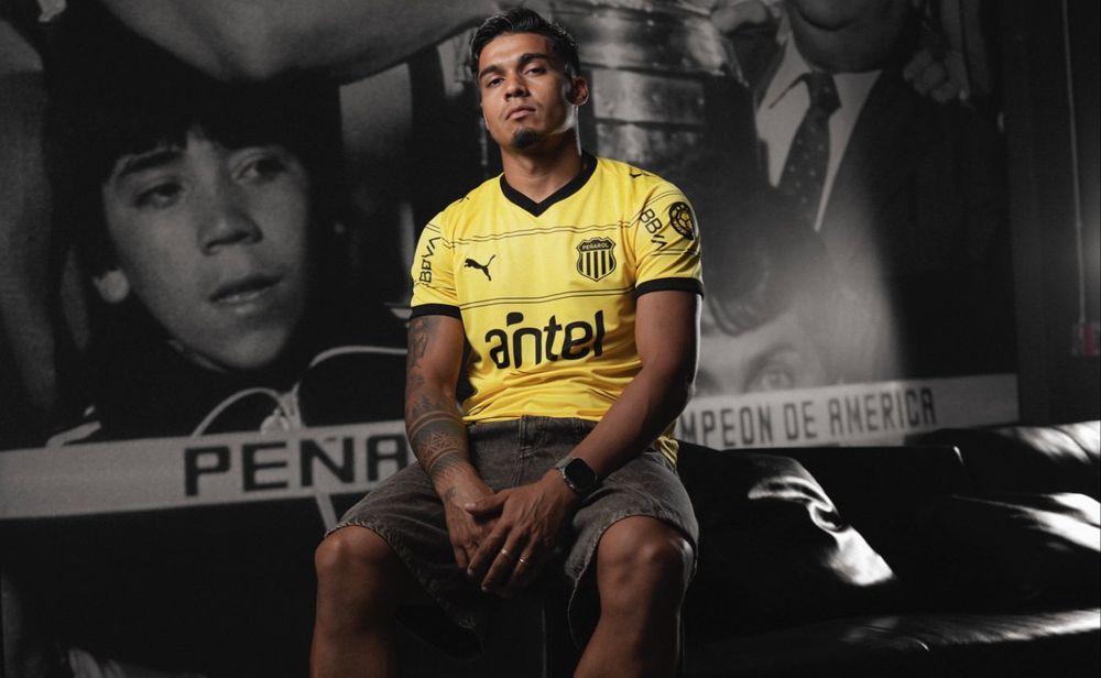 Matías Arezo con la nueva camiseta visitante de Peñarol