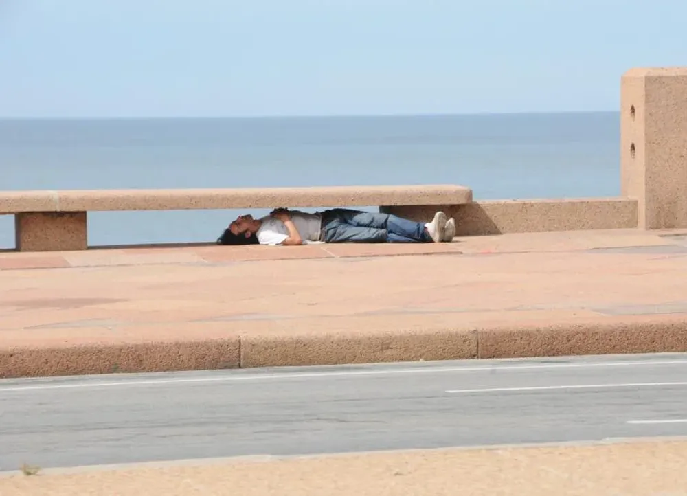 En la Rambla sur todo sirve para resguardarse del sol del mediodía.