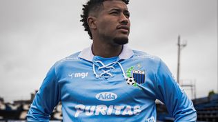 Kevin Amaro con la camiseta celeste que lucirá Liverpool