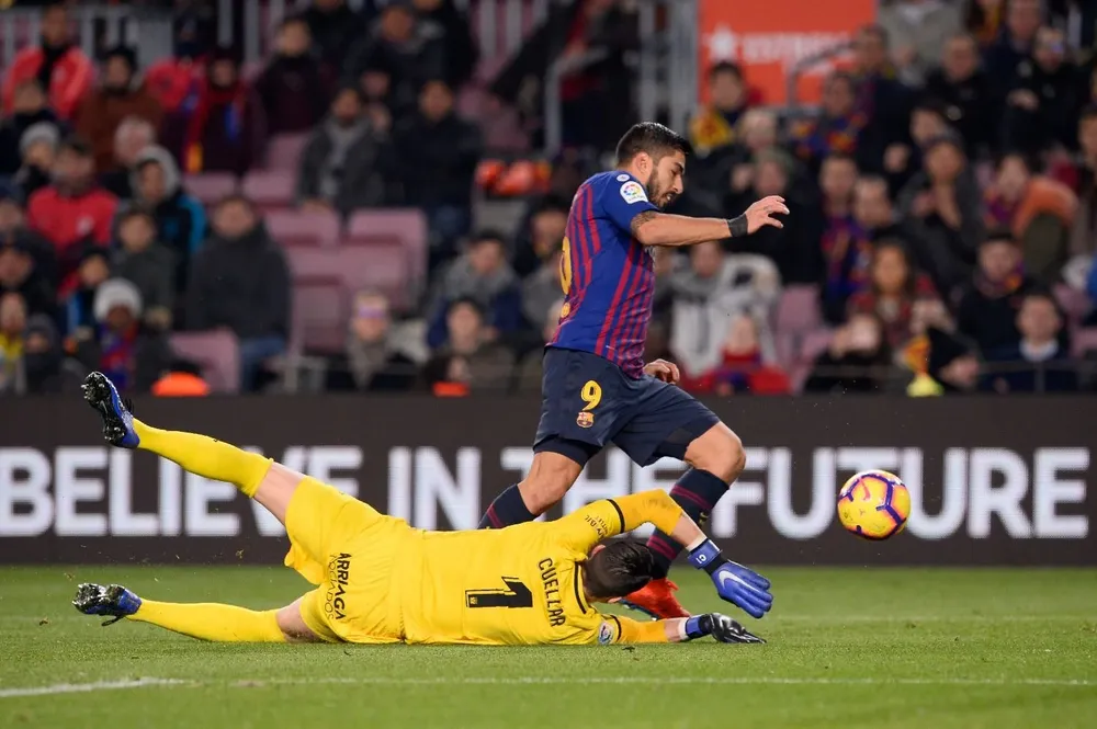 Suárez intenta escapar de Cuéllar, arquero de Leganés