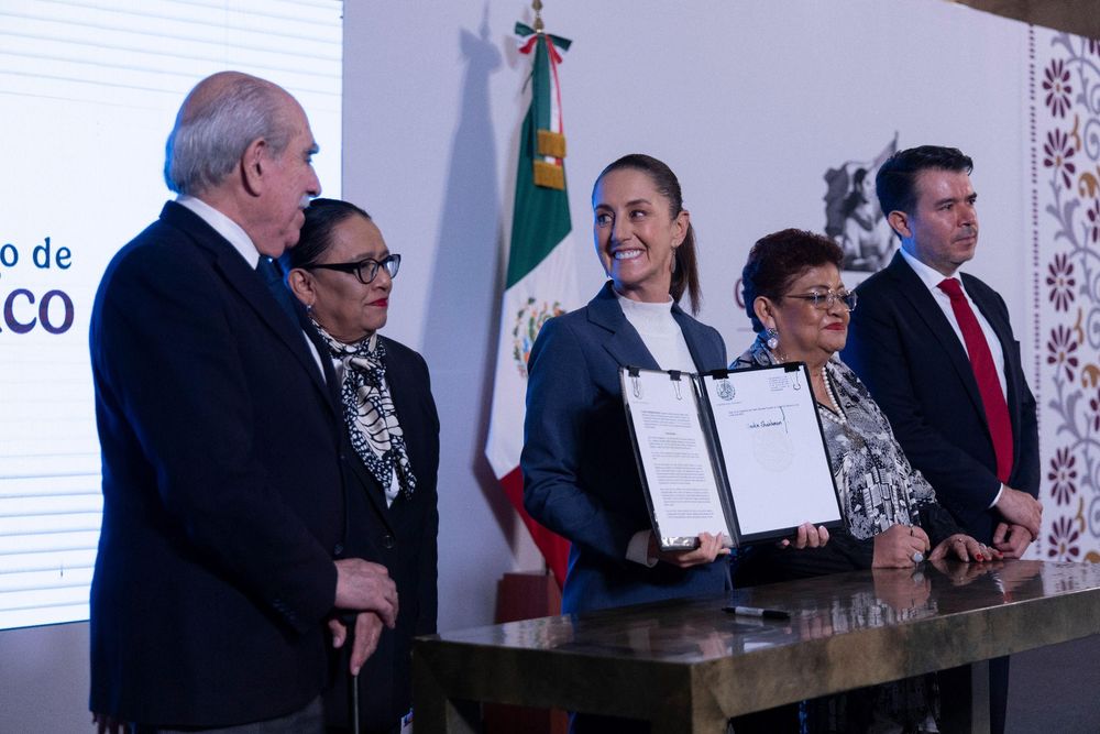 Sheinbaum firmó el decreto acompañada de funcionarios, uno de ellos, Pablo Gómez (izq), líder estudiantil en1968.