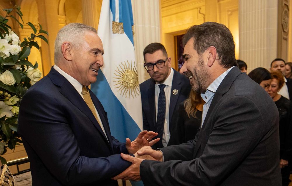 El embajador Marc Stanley saluda al presidente del bloque de Diputados del PRO Cristian Ritondo