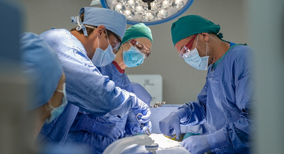 Cirujanos logran proteger el útero de pacientes con cáncer de cérvix.