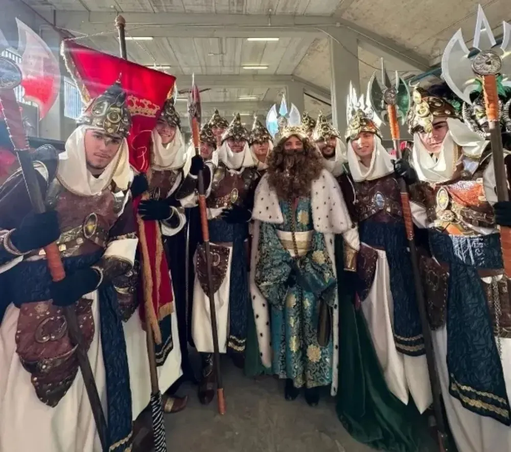 La actriz Macarena Gómez, caracterizada como el rey Gaspar en la Cabalgata de Reyes de Córdoba, ha posado con sus pajes antes del recorrido.