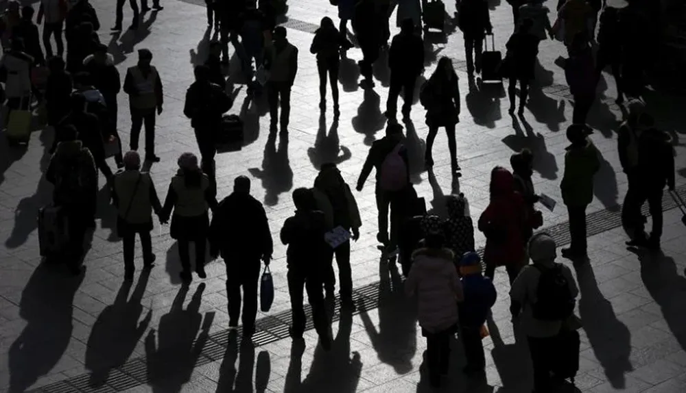Personas llegan a la estación de trenes de Beijing por la celebración del Año Nuevo Chino (China)