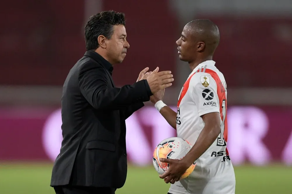 Gallardo sacó a De la Cruz en pleno primer tiempo