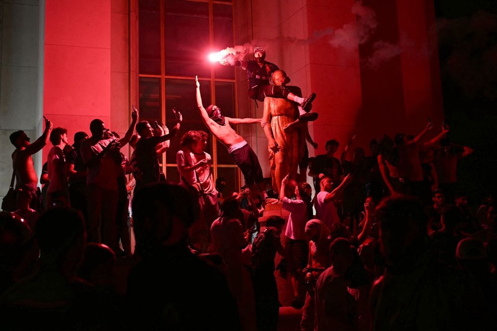 La celebración del PSG sumergió a París en un caos: un muerto, más de 400 detenidos, policías heridos y destrozos en las calles