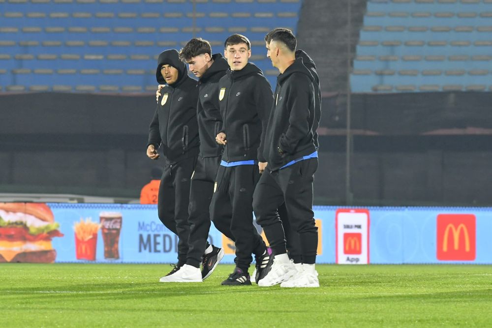 Manuel Ugarte y los jugadores de la selección uruguaya reconocen el césped de la cancha
