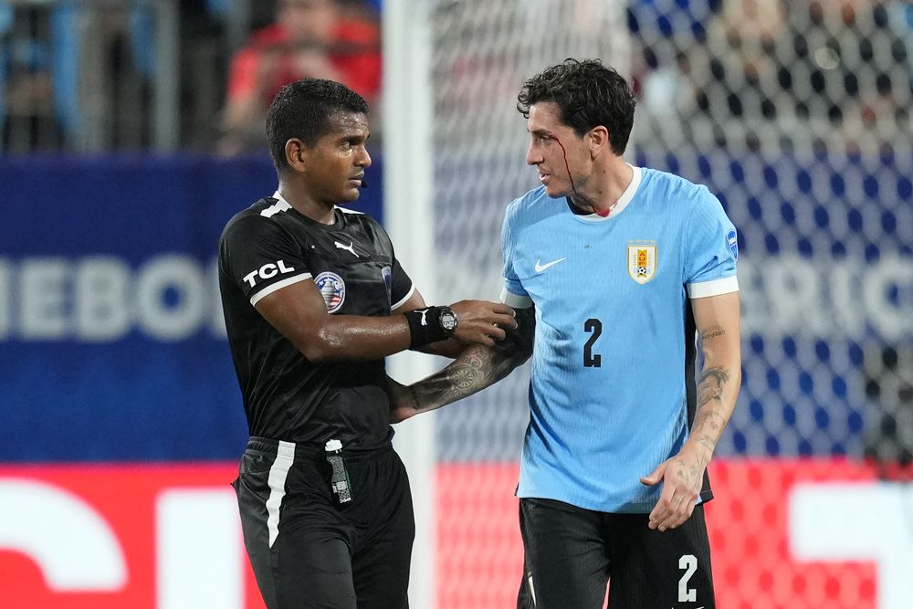 José María Giménez de Uruguay habla con el árbitro Alexis Herrera