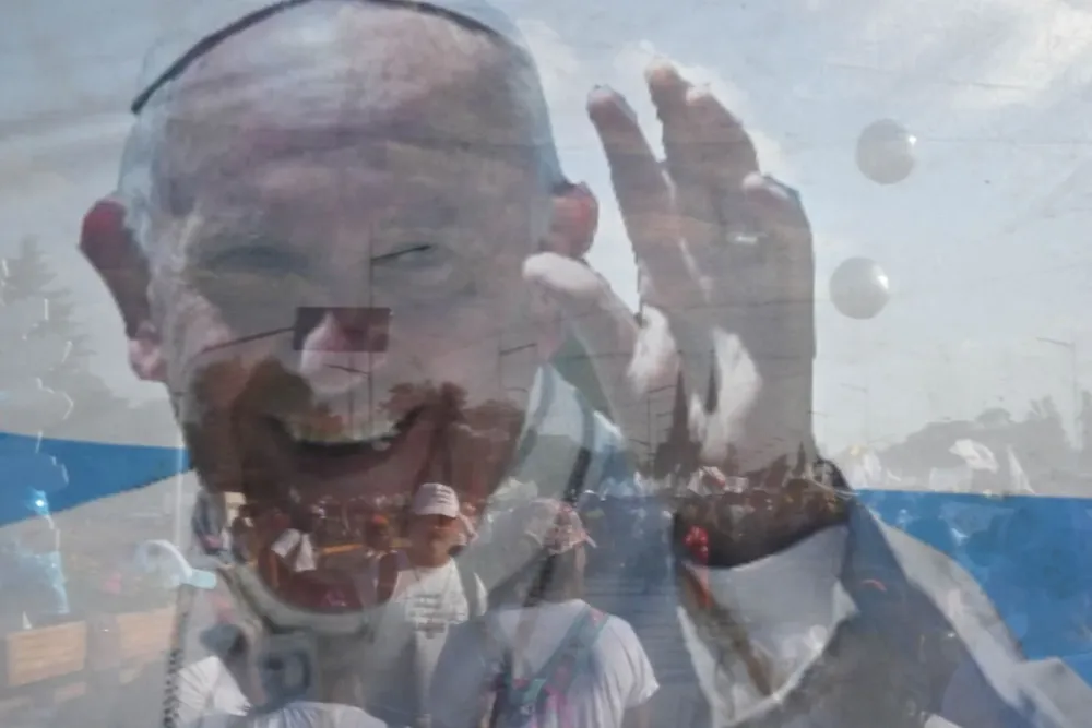 Bandera con la imagen del Papa Francisco