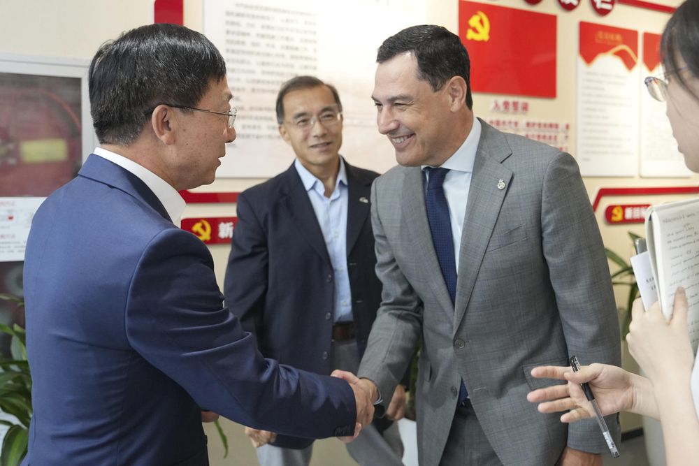 El presidente de la Junta de Andalucía, Juanma Moreno, en una reunión con la Asociación China de Fabricantes de Automóviles