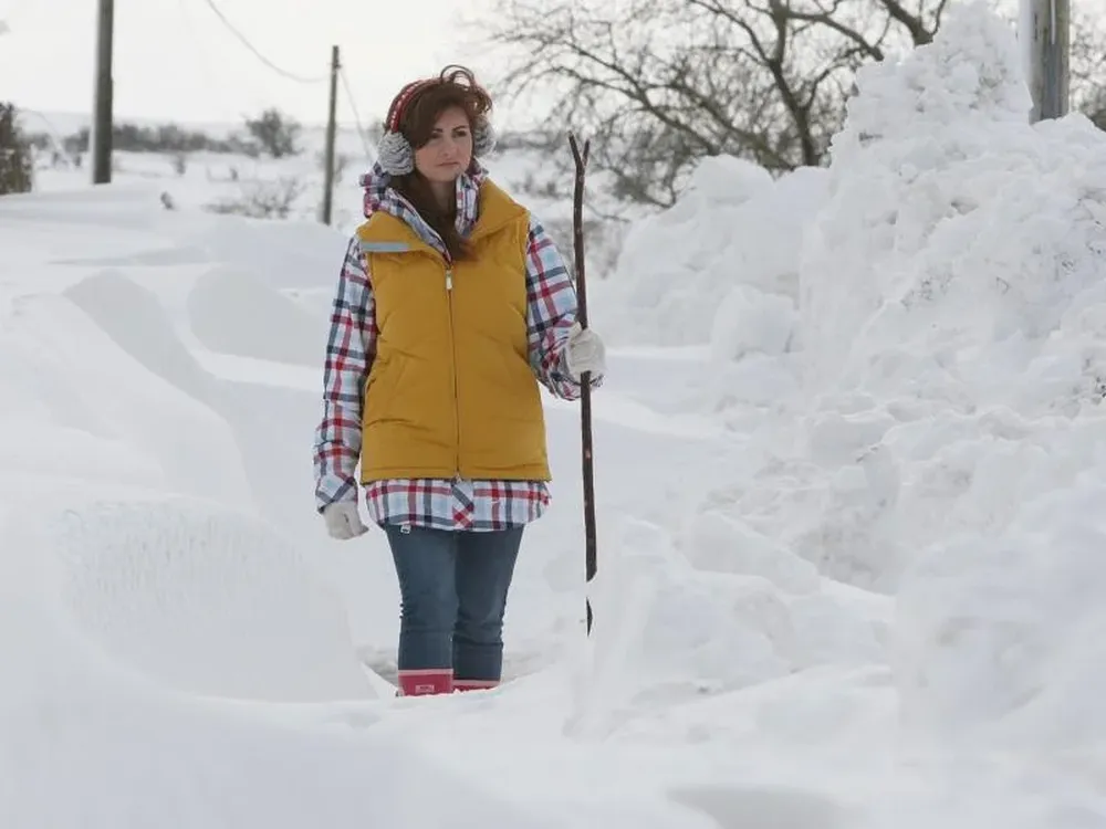 Una mujer camina en la nieve en Irlanda del Norte