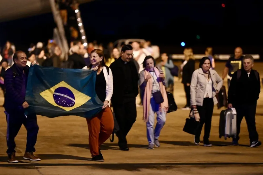 Ciudadanos brasileños desembarcan en el aeropuerto militar de Brasilia luego de ser repatriados desde Israel.