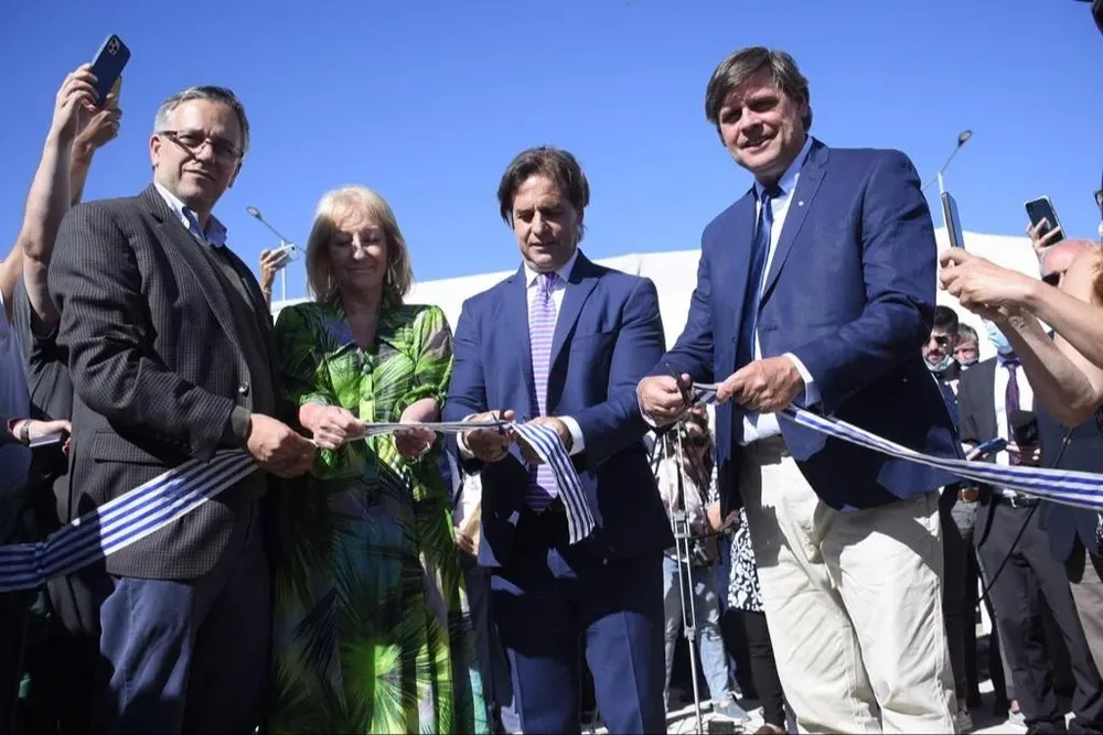 Arim, Cosse, Lacalle Pou y Piaggio en el corte de cinta.