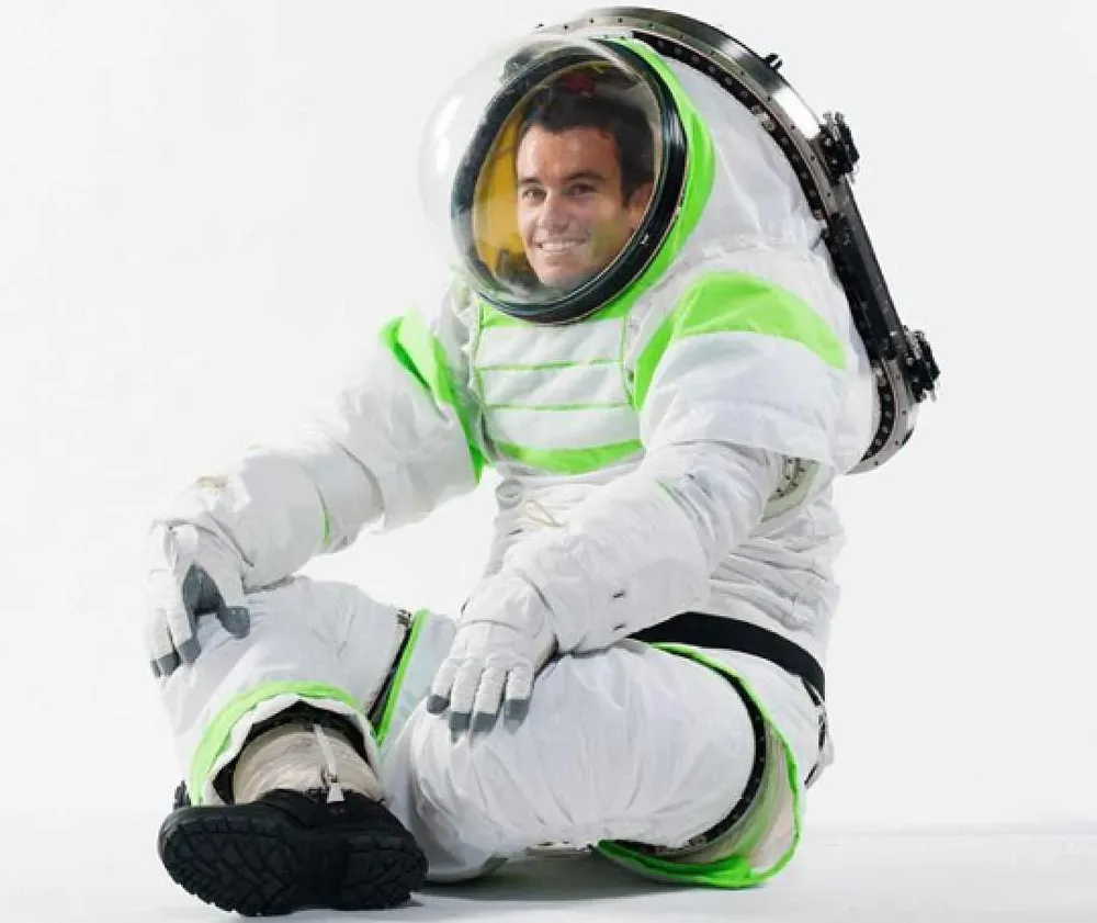 Buzz Lilghtyear, el astronauta de juguete de la película Toy Story y el prototipo del traje Z-1, dsieñado por la NASA