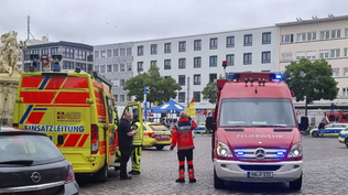 Efectivos de la policía y los bomberos acuden a una plaza de Mannheim tras un apuñalamiento, en Alemania