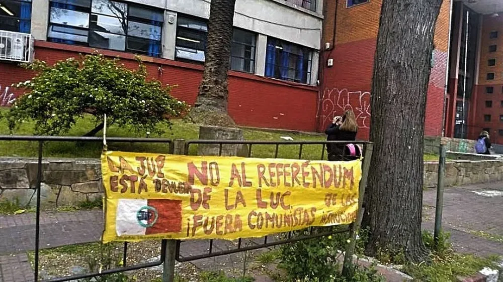 Cartel colocado frente al Liceo No3 con la firma de la JUP