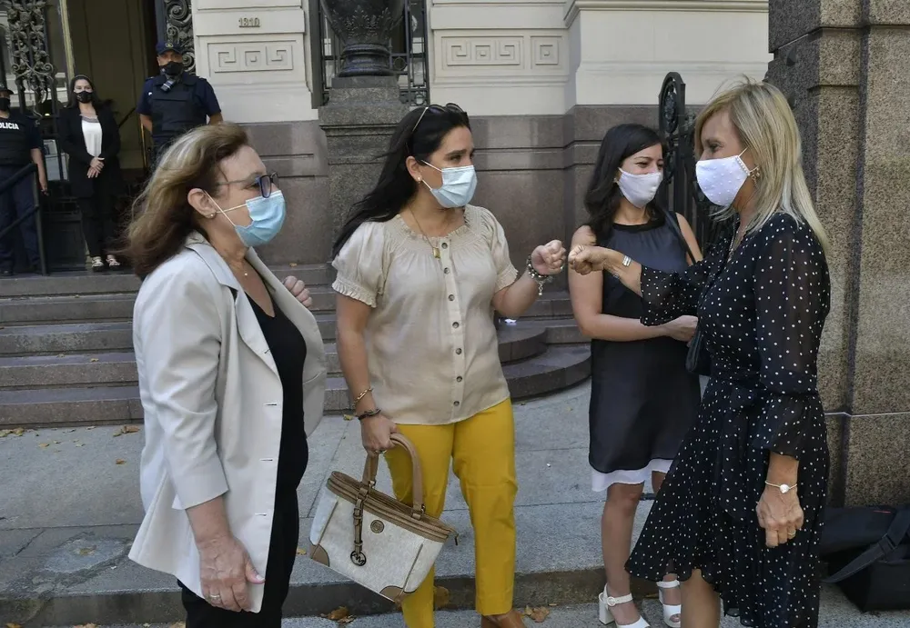 Legisladoras de la Bicameral Femenina saliendo de la reunión con el futuro presidente de la SCJ