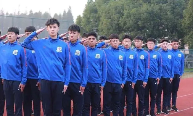 Los futbolistas chinos son obligados a entrenar prácticas militares
