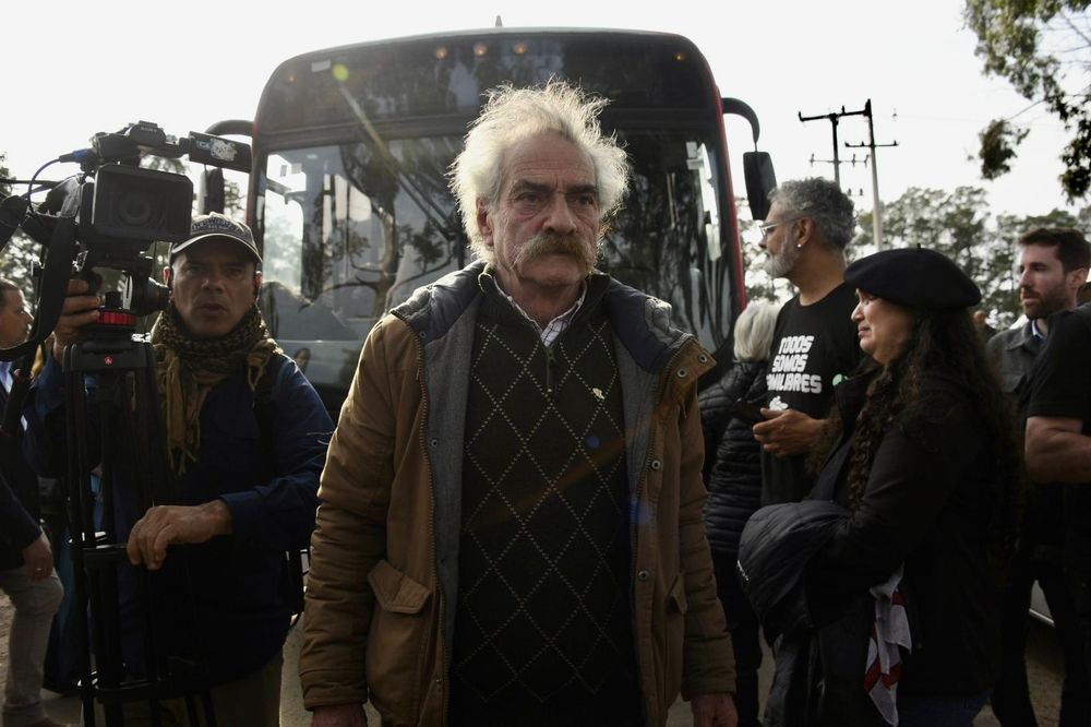 Ignacio Errandonea, integrante de Familiares de Detenidos Desaparecidos, en el ingreso al Batallón 14