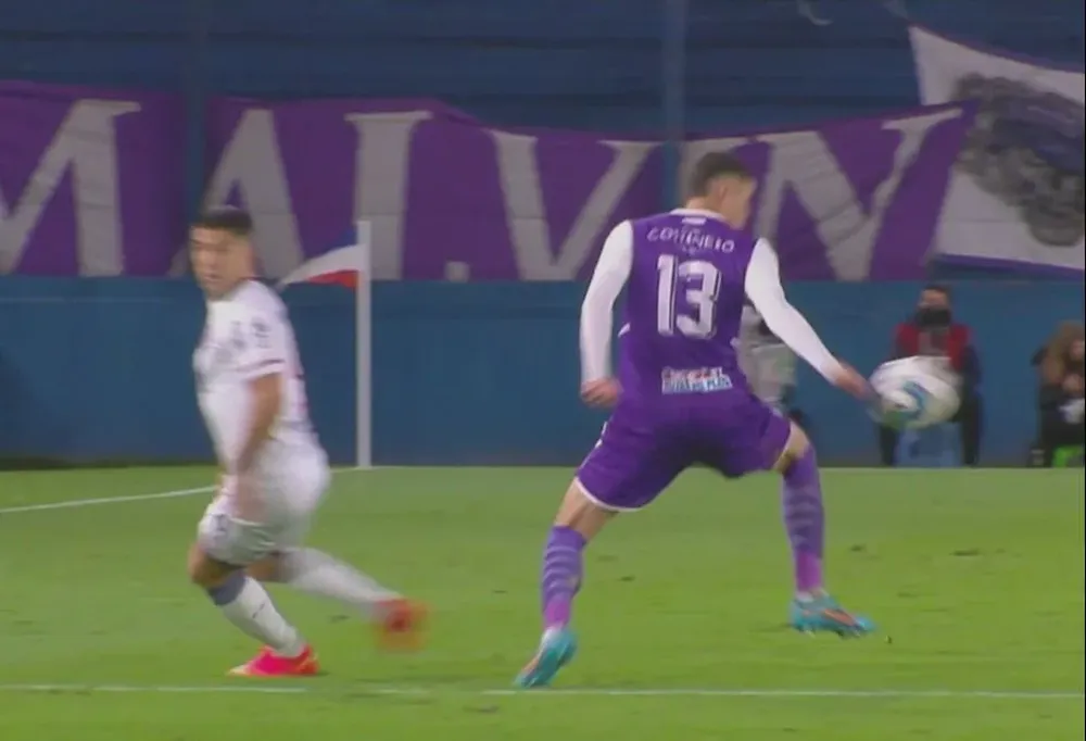 Imágenes del análisis del VAR en el parido Nacional - Defensor Sporting