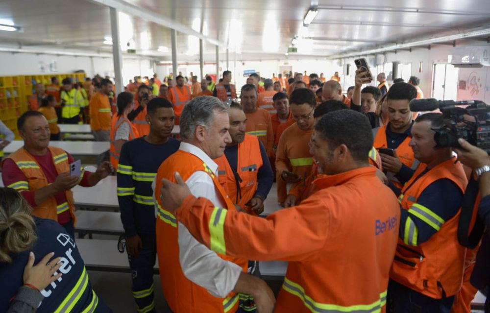 Yamandú Orsi en visita a las obras del centro de datos de Google en Canelones