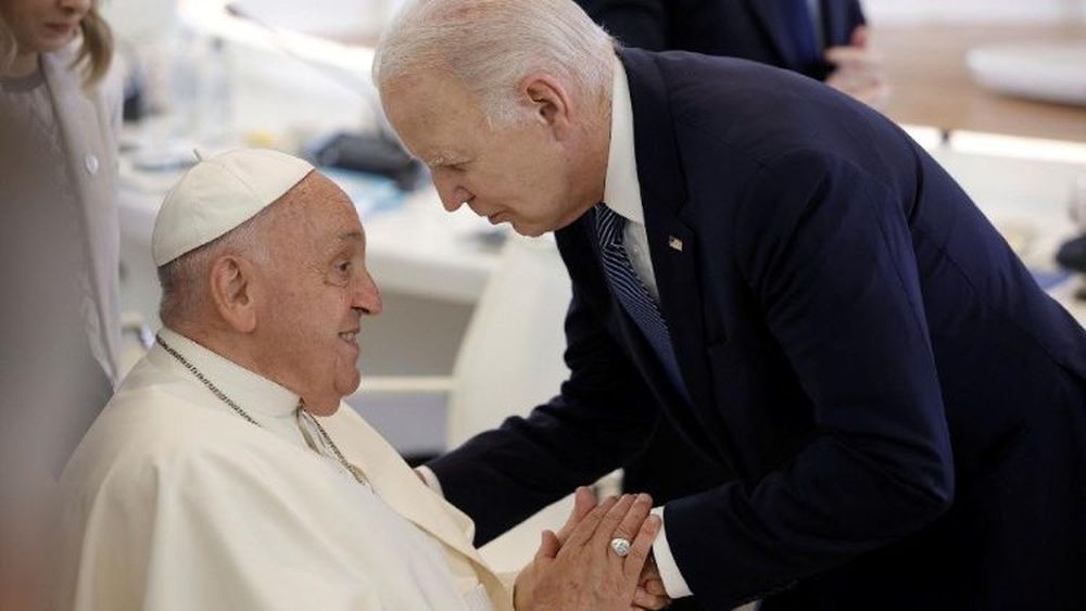 Encuentro entre el Papa Francisco y Joe Biden en la Cumbre del G7.
