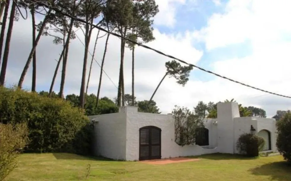 El área total del solar es de 1.320 m2 y la construcción alcanza a 192 m2.