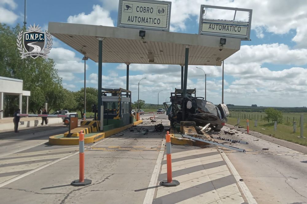 Accidente en el peaje del río Cebollatí. Foto: Policía Caminera
