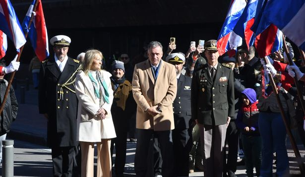 El presidente Yamandú Orsi y la vicepresidenta Carolina Cosse en el acto de este 18 de julio por la Jura de la Constitución