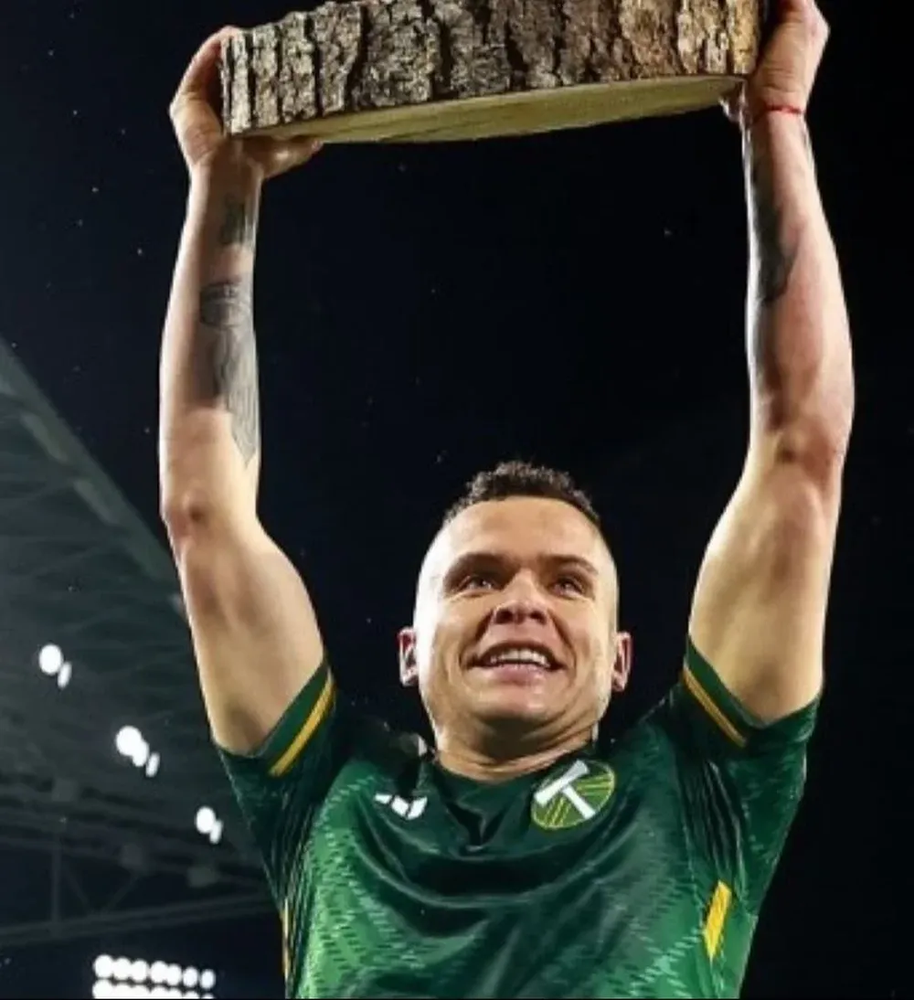 Jonathan Rodríguez debutó con un gol en Portland Timbers y levantó su primer tronco, un premio que le dan en esa ciudad al mejor futbolista