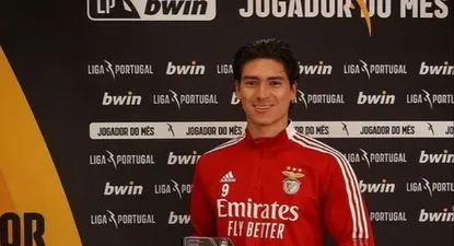 Darwin Núñez muestra orgulloso uno de los premios recibidos en Benfica