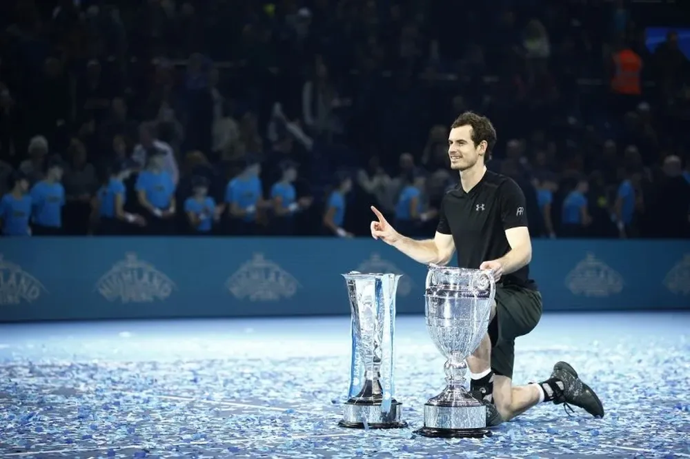 Murray con el trofeo de número uno y el de la final del Másters