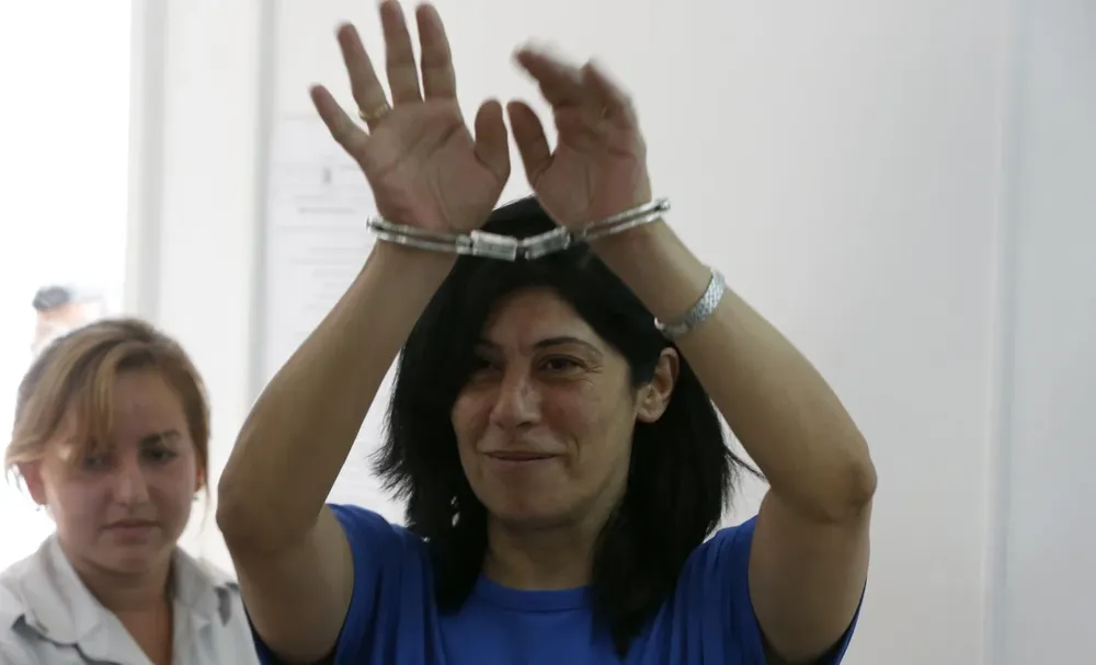 Según el esposo de Jarrar, los soldados irrumpieron en la casa familiar en la ciudad de Ramala rompiendo la puerta principal” la mañana de este martes.